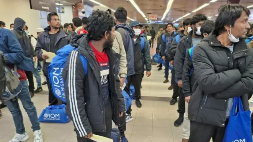 Conflict-hit Bangladeshis return home 4 days late