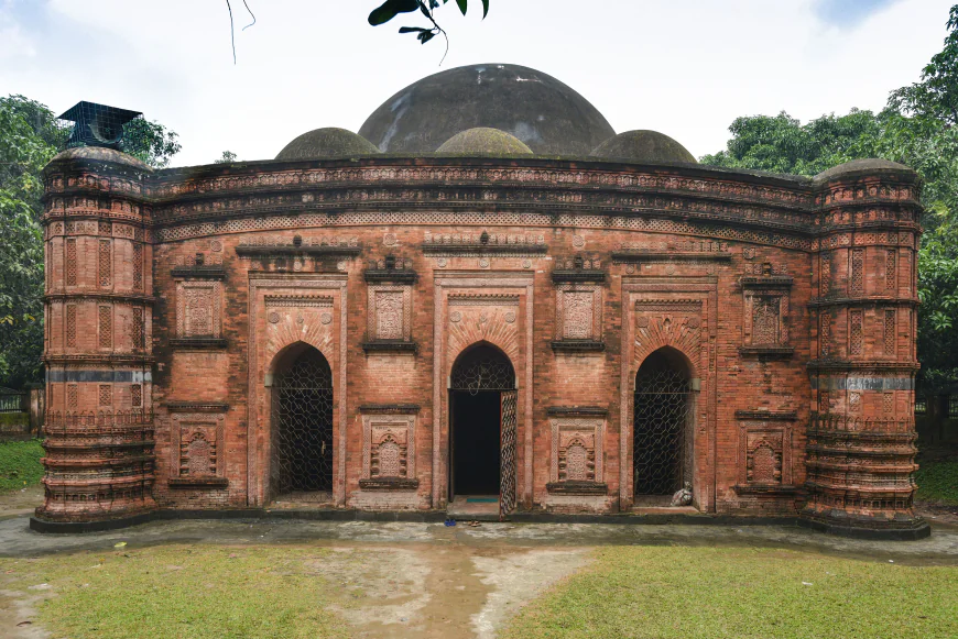 500-year-old Khania Dighi Mosque in Chapainawabganj: A witness of history