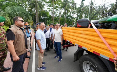 PM visits sports car, electric vehicle expo