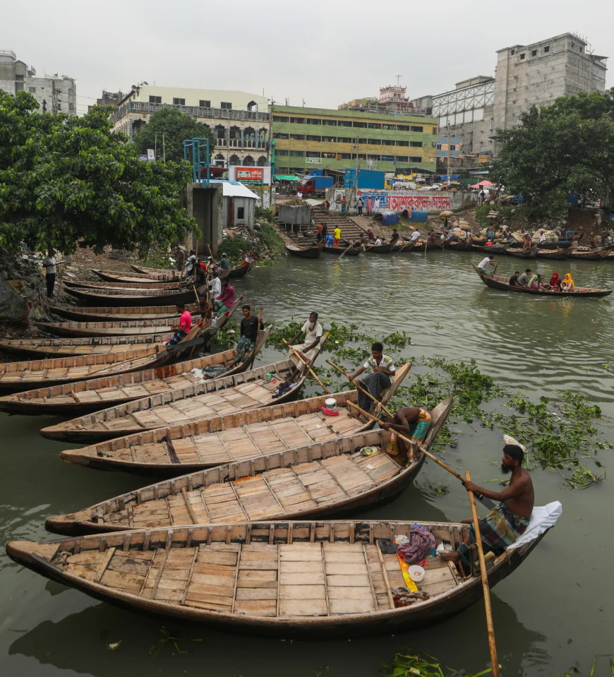 Buriganga boatmen struggle amid slow tourist flow