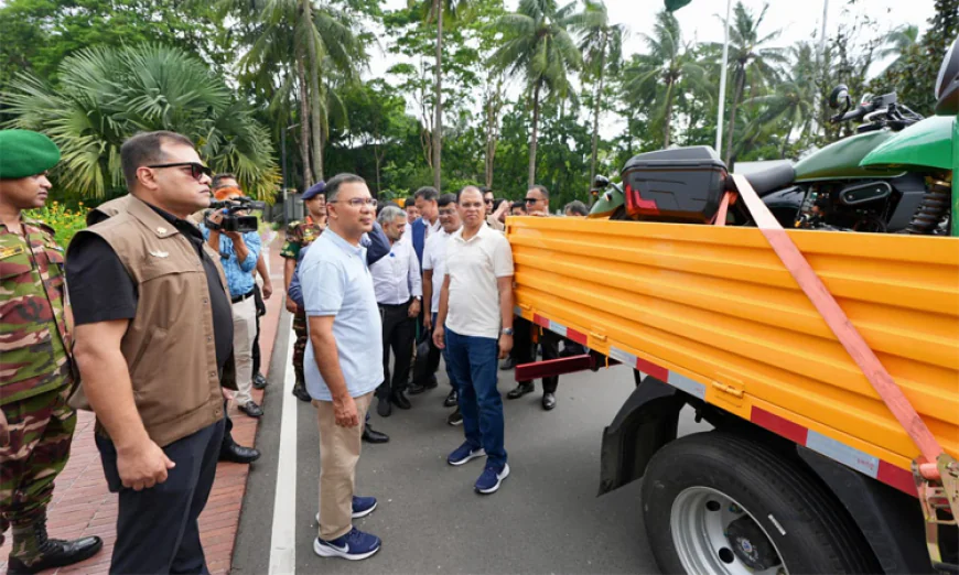PM visits sports car, electric vehicle expo