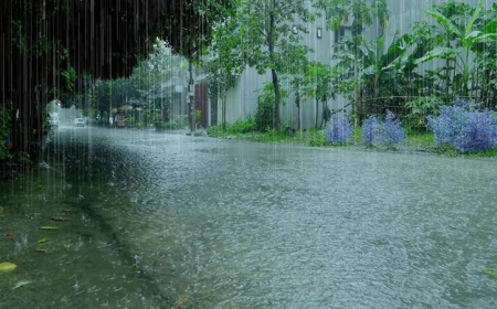 Heavy rain sparks flood concern in tourist hotspots