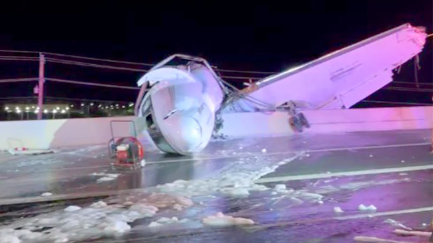Small plane crashes on Texas highway