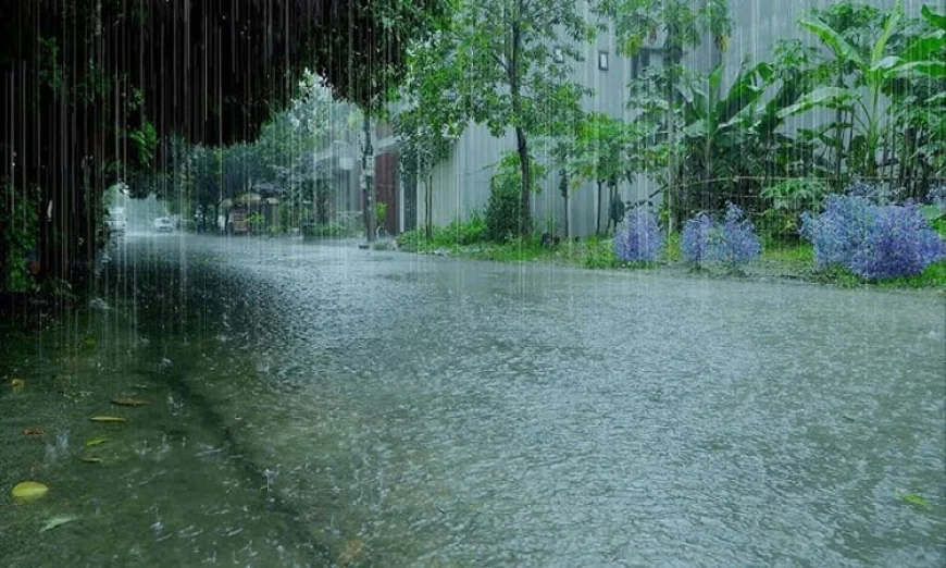 Heavy rain sparks flood concern in tourist hotspots