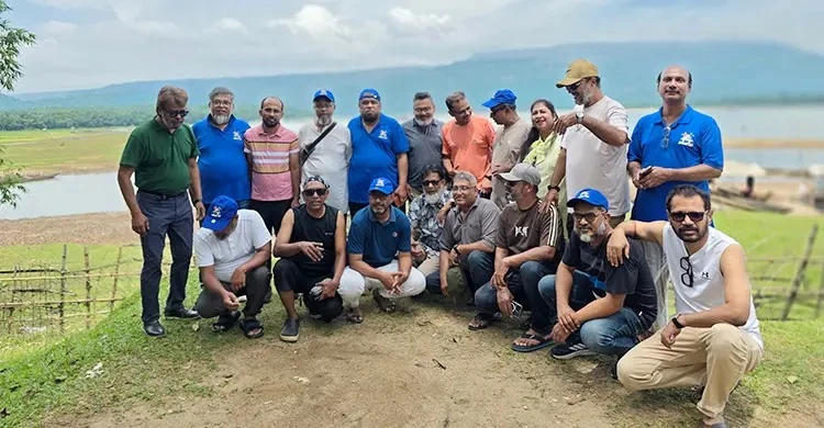 Minister explores Tanguar Haor without protocol