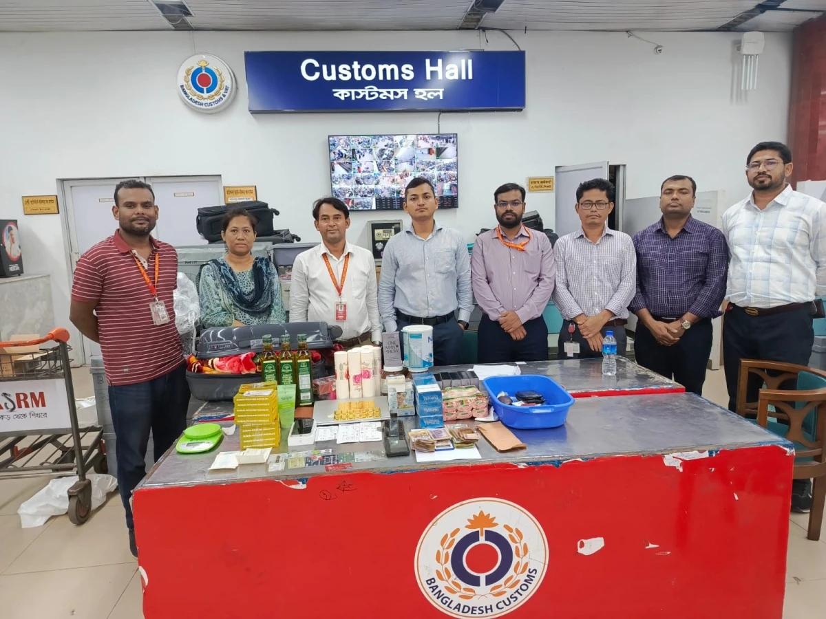 Gold bars worth Tk 3.73cr seized near HSIA