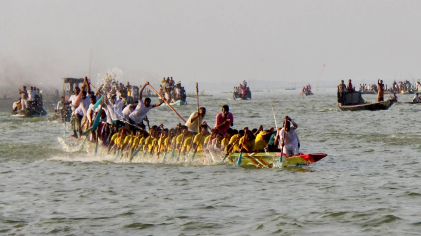  Nikly Haor comes alive with traditional boat race