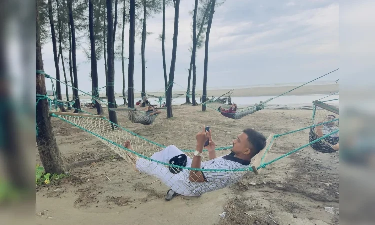  Rope hammocks offer simple leisure spot at Inani Jhau Bon
