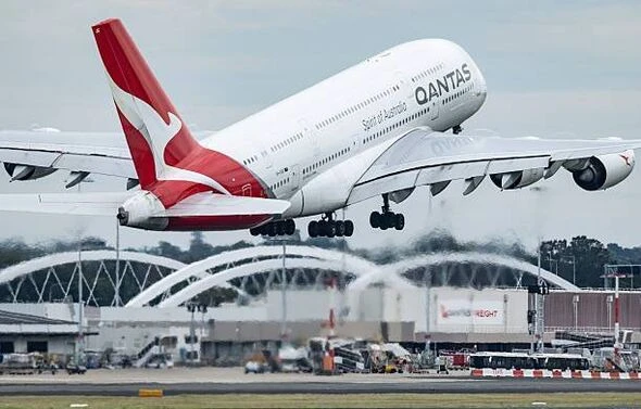 Man charged over alleged attempt to open Qantas plane door