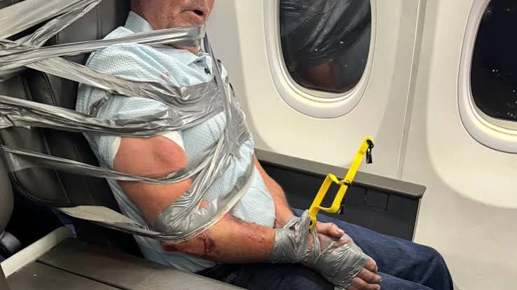 Passengers tape chaotic man on US flight