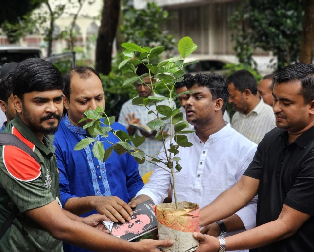 ঢাবিতে প্রতীকী মূল্যে বই বিক্রি