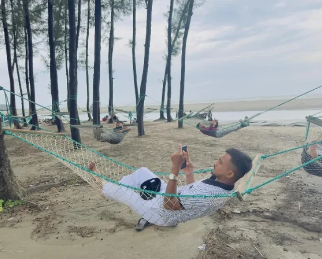  Rope hammocks offer simple leisure spot at Inani Jhau Bon